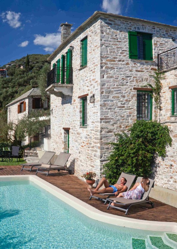 Εξωτερικός χώρος με πισίνα της Villa Thalia