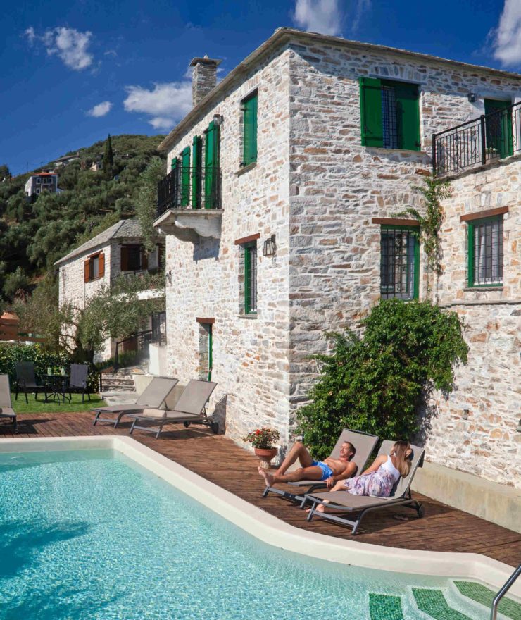 eksoterikos-xoros-me-pisina-villa-thalia-pelion-villas Εξωτερικός χώρος με πισίνα της Villa Thalia