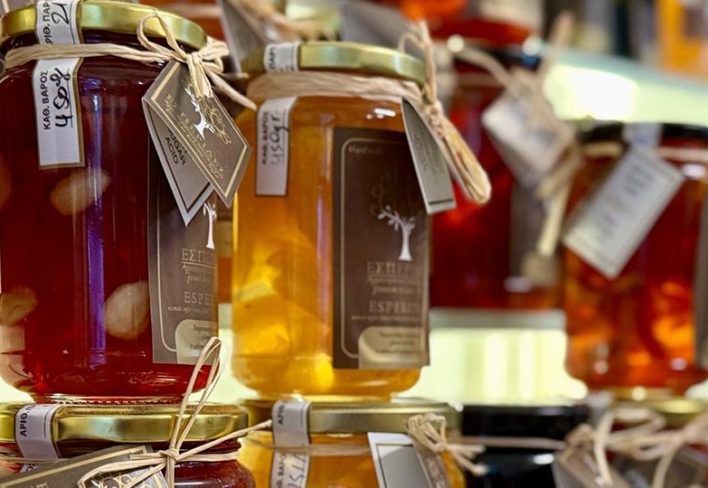 Κοντινή λήψη από παραδοσιακά ελληνικά γλυκά του κουταλιού και μαρμελάδες της μάρκας Εσπερίδες, σε βιτρίνα καταστήματος στο Πήλιο.