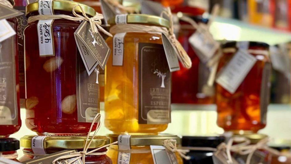 Κοντινή λήψη από παραδοσιακά ελληνικά γλυκά του κουταλιού και μαρμελάδες της μάρκας Εσπερίδες, σε βιτρίνα καταστήματος στο Πήλιο.