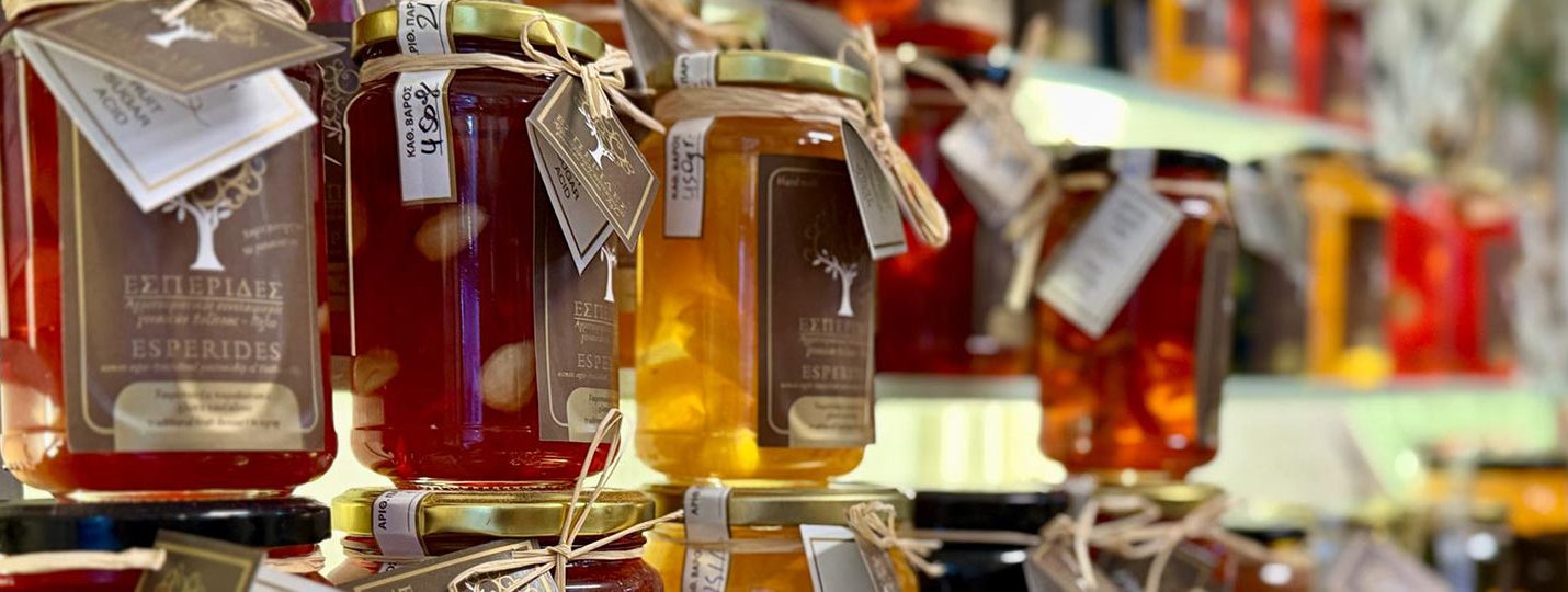 Κοντινή λήψη από παραδοσιακά ελληνικά γλυκά του κουταλιού και μαρμελάδες της μάρκας Εσπερίδες, σε βιτρίνα καταστήματος στο Πήλιο.