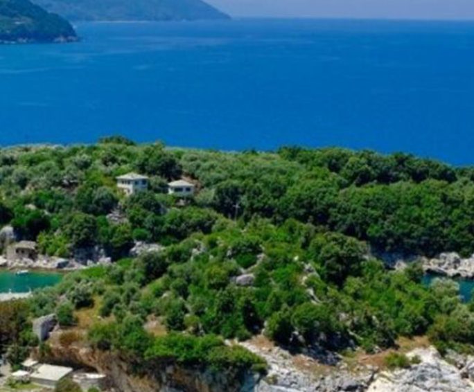 Βραχώδεις όρμοι με τιρκουάζ νερά, πυκνή βλάστηση και διάσπαρτα σπίτια στην ακτογραμμή του Πηλίου.
