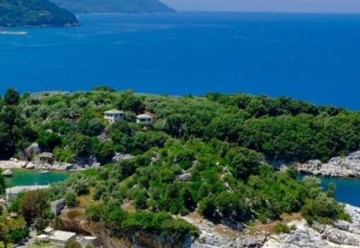 Βραχώδεις όρμοι με τιρκουάζ νερά, πυκνή βλάστηση και διάσπαρτα σπίτια στην ακτογραμμή του Πηλίου.