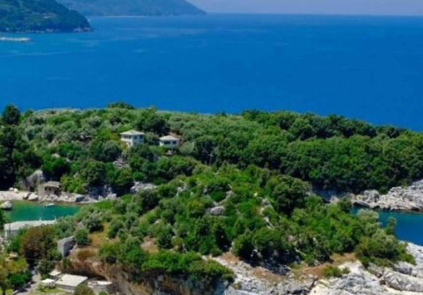 Βραχώδεις όρμοι με τιρκουάζ νερά, πυκνή βλάστηση και διάσπαρτα σπίτια στην ακτογραμμή του Πηλίου.
