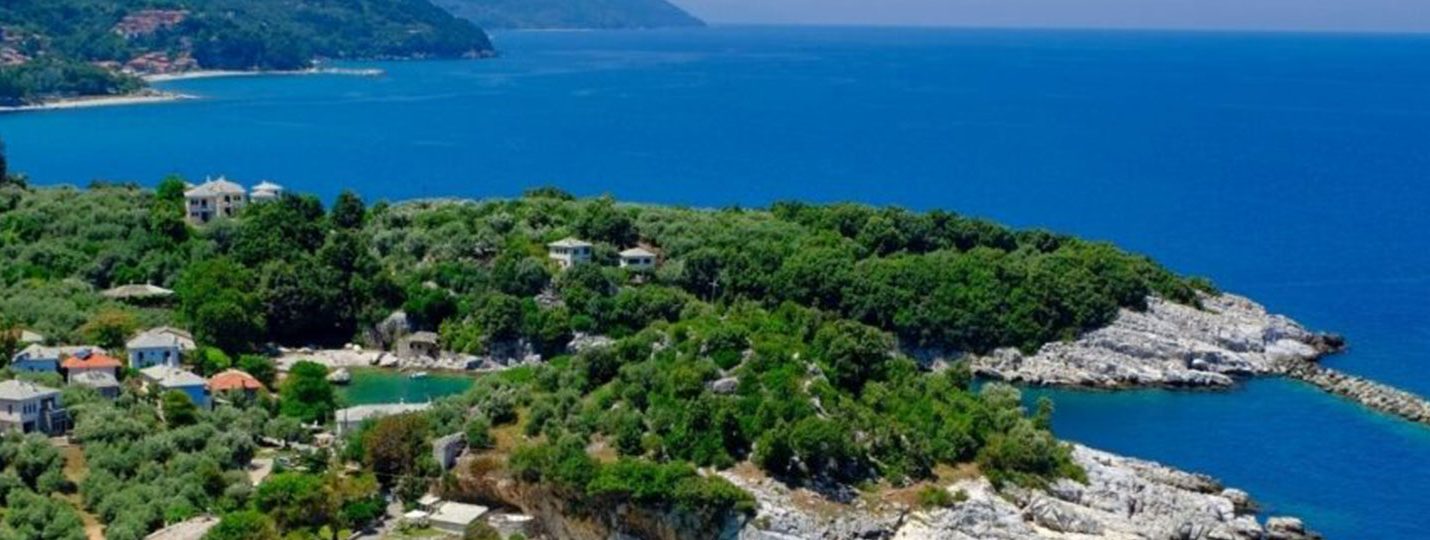 Βραχώδεις όρμοι με τιρκουάζ νερά, πυκνή βλάστηση και διάσπαρτα σπίτια στην ακτογραμμή του Πηλίου.