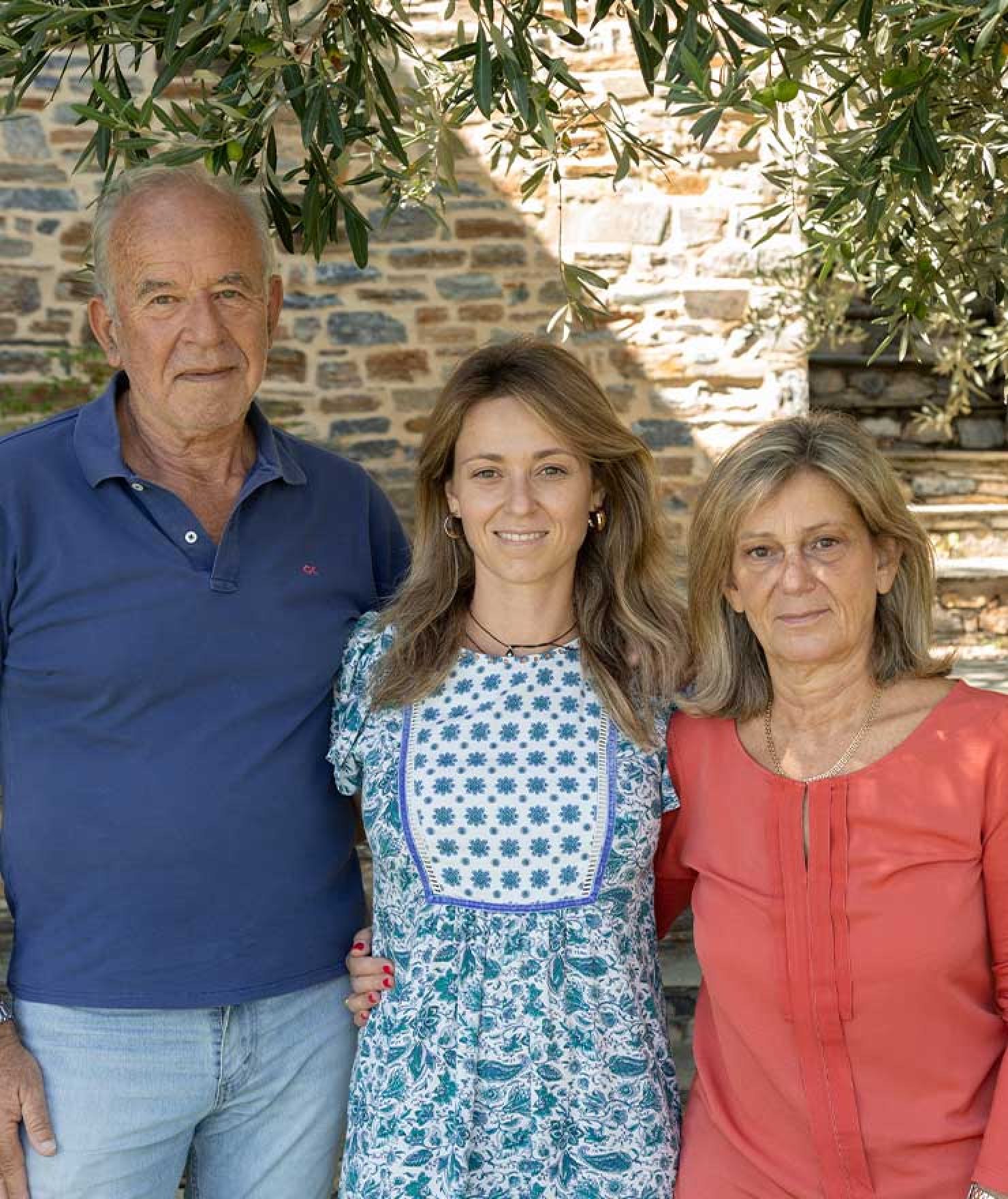 poioi-eimaste-pelion-villas Γνωρίστε τους ζεστούς και φιλόξενους οικοδεσπότες του Pelion Villas,. Η φιλοξενία τους ενσαρκώνει την ουσία της παραδοσιακής ελληνικής ζωής.