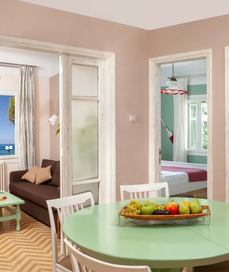 saloni-kai-trapezaria-thea-thalassa-avgi-by-the-sea-pelion-villas Ευρύχωρο σαλόνι και τραπεζαρία με μεγάλα παράθυρα και θέα στη θάλασσα, στο Avgi by the Sea, Pelion Villas.