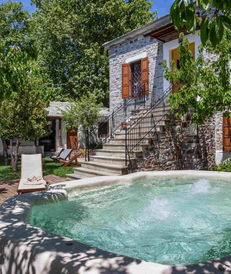 Mini pool and garden-Villa Erifili Εξωτερικό τζακούζι περιτριγυρισμένο από καταπράσινη βλάστηση και ξαπλώστρες στη Villa Erifili από το Pelion-villas.com.