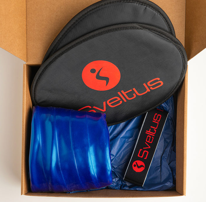 Box of fitness accessories Athlete including Sveltus-branded items like sliders, resistance bands, and a cooling gel pack, presented by Pelion-villas.com.