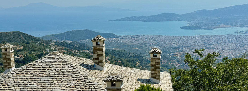 Παραδοσιακή πέτρινη σκεπή στη Μακρινίτσα Πηλίου με πανοραμική θέα στον Βόλο και τον Παγασητικό κόλπο.