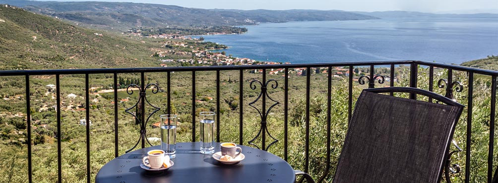 Καφές σε τραπέζι μπαλκονιού με πανοραμική θέα στον Παγασητικό κόλπο από βίλα στο Πήλιο στις Pelion Esties.