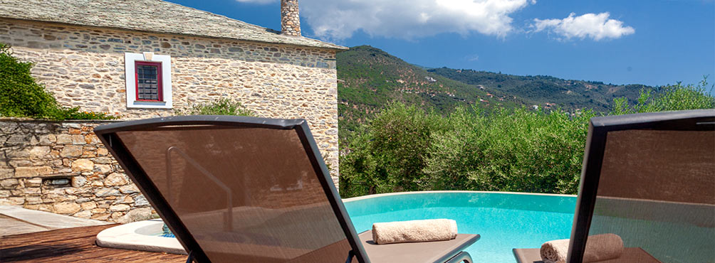 Ιδιωτική πισίνα σε παραδοσιακή πέτρινη βίλα στο Πήλιο με θέα στο βουνό στις Pelion Esties