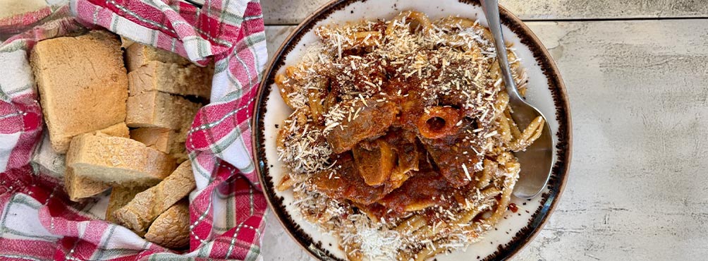 Παραδοσιακές χυλοπίτες με κοκκινιστό κρέας και φρεσκοζυμωμένο ψωμί 