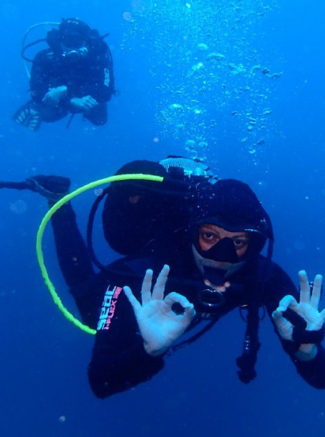 Scuba divers exploring the underwater world in Pelion near Pelion-villas.com.